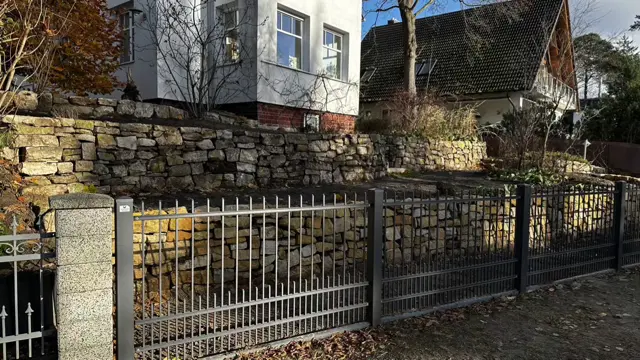 Hangbefestigung Hangsicherung Trockenmauer Sandstein Treppenanlage Blockstufen Falkensee