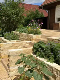 Hochterrasse Travertin Plattenbelag und Mauerstein und Blockstufen Schenkenberg bei Groß Kreutz