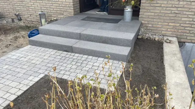 Winkelstützen Betonpflaster RINN Ciotto und Betonplatten RINN Signo und Blockstufen Hauseingangspodest Brandenburg Havel