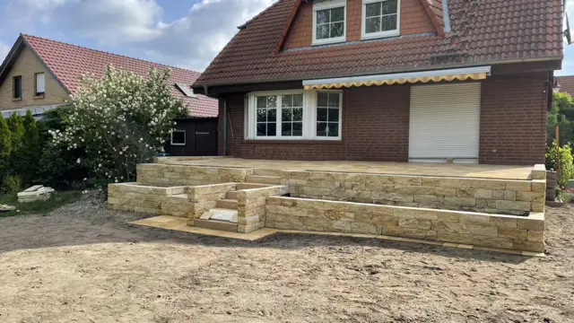 Hochterrasse Travertin Plattenbelag und Mauerstein und Blockstufen Schenkenberg bei Groß Kreutz