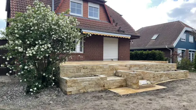 Hochterrasse Travertin Plattenbelag und Mauerstein und Blockstufen Schenkenberg bei Groß Kreutz