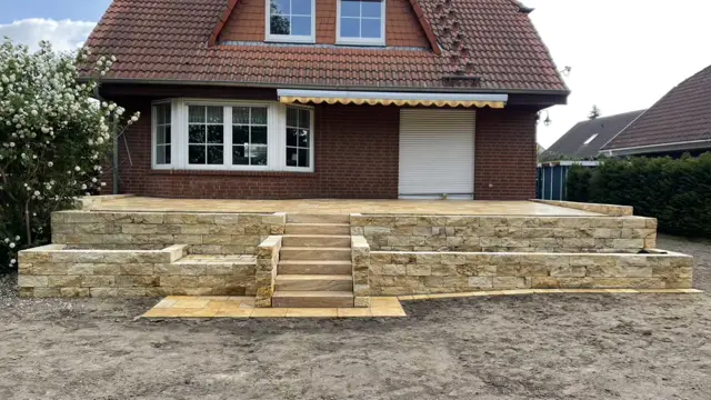 Hochterrasse Travertin Plattenbelag und Mauerstein und Blockstufen Schenkenberg bei Groß Kreutz